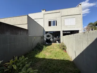 Fachada de uma residência em Lajeado, Brasil, com jardim lateral.
