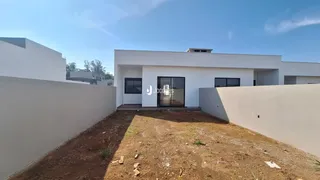 Fachada moderna de uma residência branca em Lajeado, Brasil.