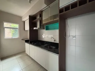 Foto de uma cozinha com armários e piso de cerâmica em um imóvel no Brasil.