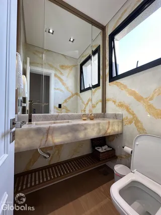 Foto de um banheiro com bancada e vaso sanitário em Lajeado.
