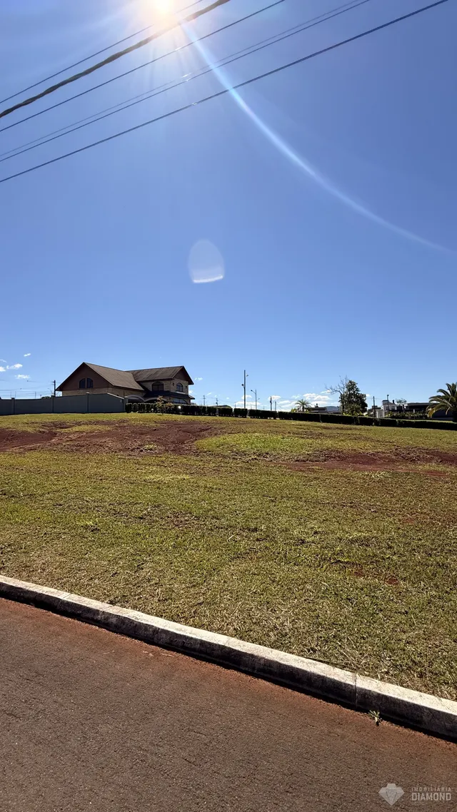 Vista externa da casa e do terreno com gramado.