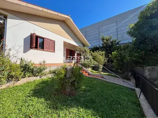 Vista externa de uma residência com jardim em Lajeado, Brasil.