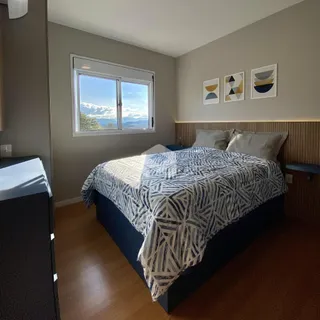 Quarto com vista para a paisagem através da janela.