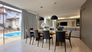 Vista de uma sala de jantar com mesa de madeira e cadeiras em um imóvel no Brasil.