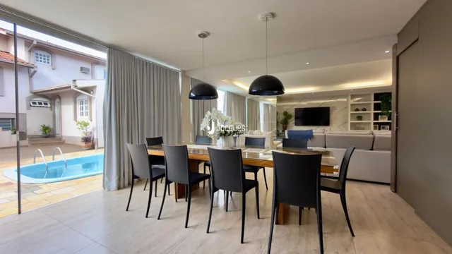 Vista de uma sala de jantar com mesa de madeira e cadeiras em um imóvel no Brasil.