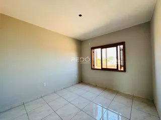 Foto de uma sala com piso de cerâmica e janela em um imóvel no Brasil.