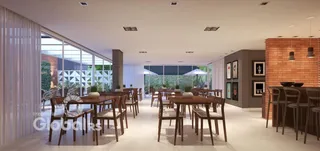 Sala de jantar com vista para o exterior e grandes janelas.