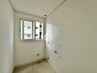 Hall de entrada com janela de vista para outro prédio.