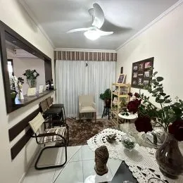 Ambiente interno com cortinas e espelho na parede de uma residência.