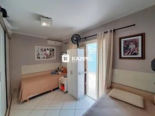 Quarto com cama e armário branco, com vista para o exterior.