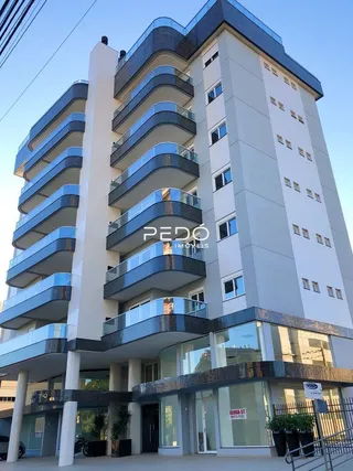 Fachada de um prédio residencial em Lajeado, Brasil, com vários andares e varandas.