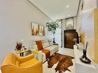 Sala de estar com sofá e poltrona em ambiente claro.