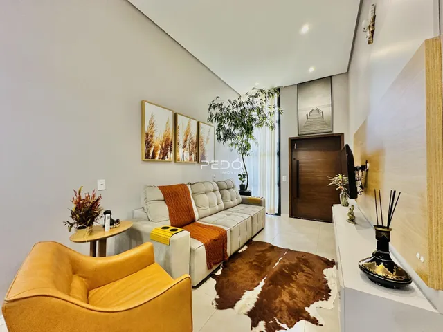 Sala de estar com sofá e poltrona em ambiente claro.