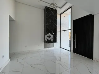 Ambiente interno moderno com piso de mármore e parede de destaque preta.