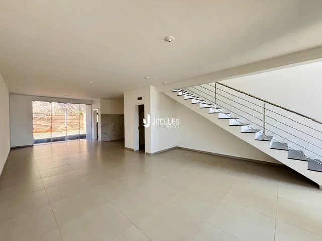 Espaço amplo com piso de cerâmica e portas de vidro que dão acesso ao exterior.