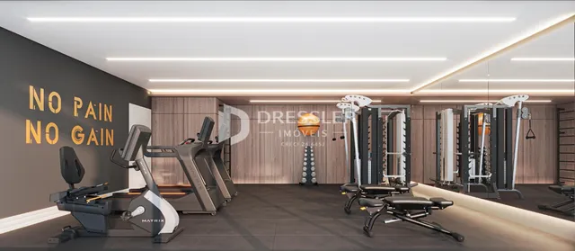 Interior de uma academia com equipamentos de ginástica e paredes de madeira.