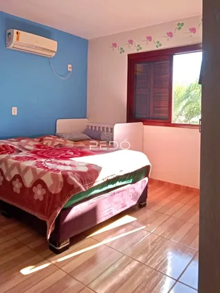 Quarto com cama e ar-condicionado instalado.