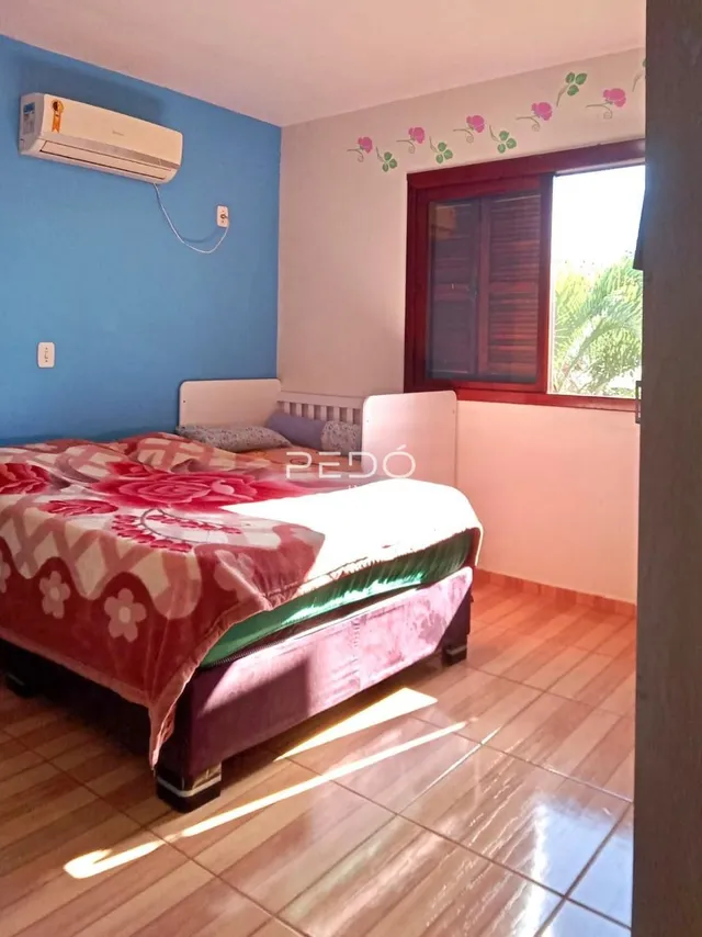 Quarto com cama e ar-condicionado instalado.