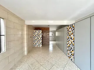 Corredor interno de um imóvel em Lajeado, Brasil com revestimento de cerâmica.