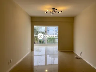 Hall de entrada com piso de porcelanato e porta de vidro que dá para a área externa.