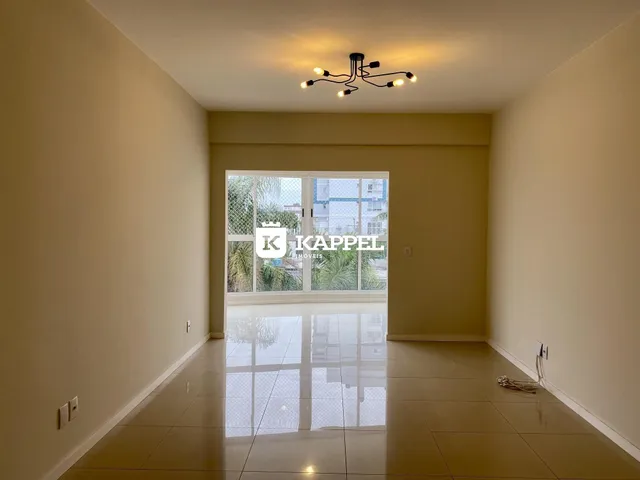 Hall de entrada com piso de porcelanato e porta de vidro que dá para a área externa.