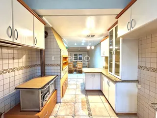 Foto de uma cozinha com armários brancos e piso de cerâmica em Lajeado, Brasil.