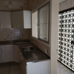Foto de uma cozinha com armários claros e bancada.