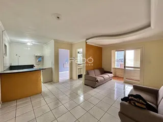 Sala de estar com piso de cerâmica e sofá.