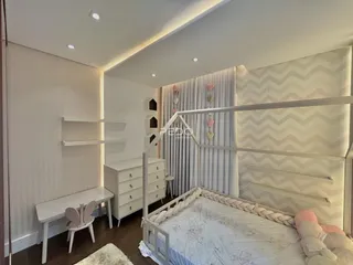 Quarto com cama de madeira e cabeceira em um ambiente claro.