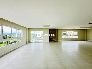Sala ampla com grandes janelas que proporcionam uma vista panorâmica da paisagem.