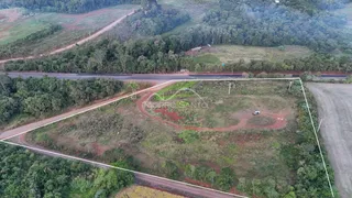 Vista aérea de um terreno rural em Lajeado, Brasil, com estradas de terra e vegetação.