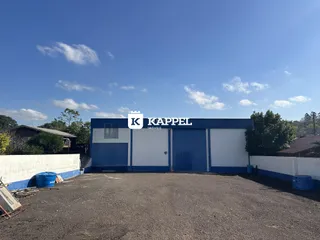 Foto da fachada de um prédio comercial azul e branco em Lajeado.