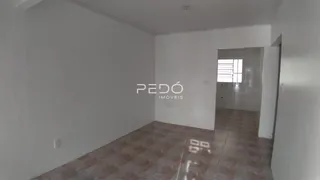 Vista interna de um ambiente com piso de cerâmica e paredes brancas.