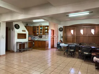 Ambiente interno de uma sala de estar com cozinha e área de jantar em Lajeado.