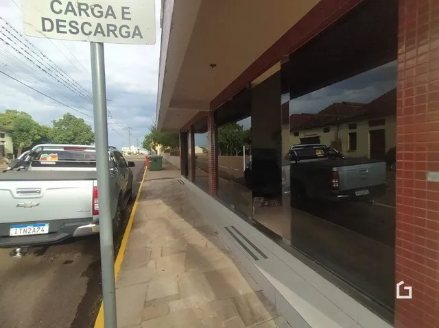 Fachada de um imóvel em Lajeado, Brasil, com uma grande janela de vidro.