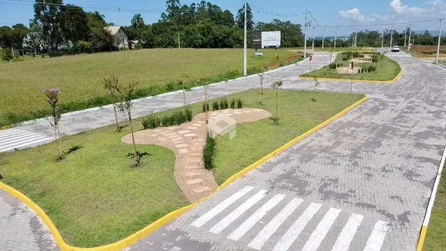 Vista aérea de um terreno com gramado e vias pavimentadas.