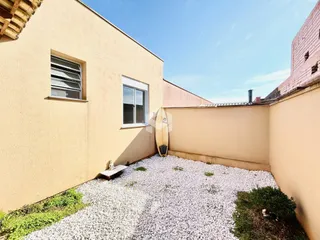 Fachada de uma residência em Lajeado, Brasil, com área externa coberta por cascalho.