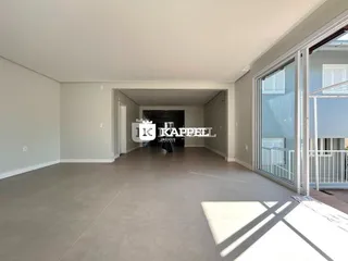 Hall de corredor interno com piso claro e paredes brancas.