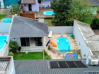 Vista do quintal com duas piscinas e área gramada em Lajeado, Brasil.