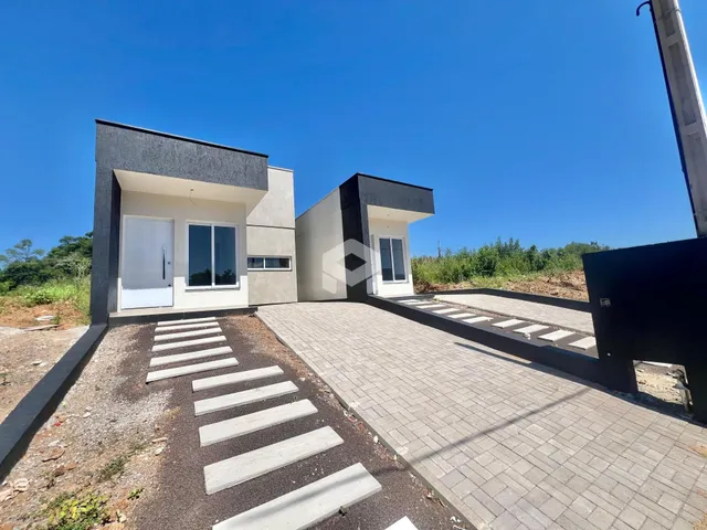 A fachada de uma casa moderna com entrada e calçada em Lajeado, Brasil.