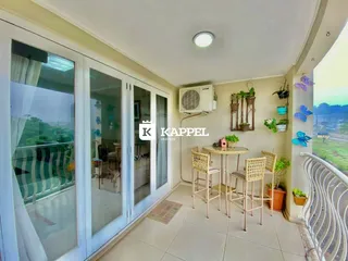 Sala com portas de vidro que oferecem vista para uma área externa.