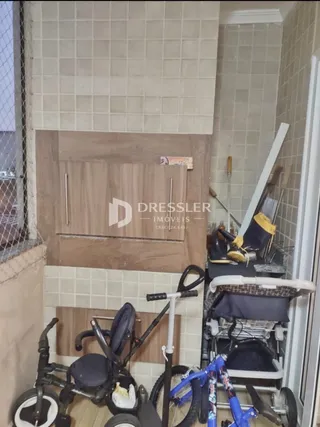 Uma foto de uma parede interna com revestimento cerâmico e um veículo de mobilidade estacionado.