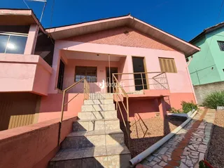 Fachada de uma residência em Lajeado, Brasil, com escadaria e sacada.