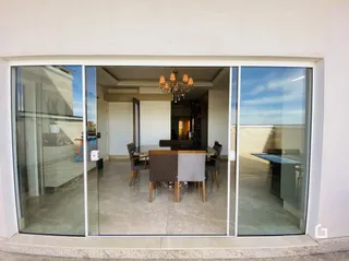 Vista interna de uma sala com portas de vidro.