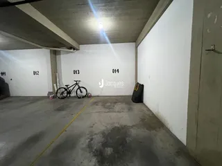 Corredor interno com portas numeradas em uma área em construção.