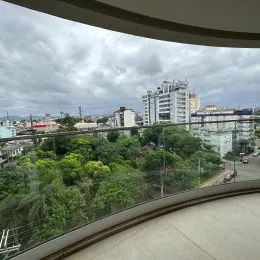 Vista panorâmica da paisagem urbana de Lajeado, Brasil, mostrando vegetação e edifícios.