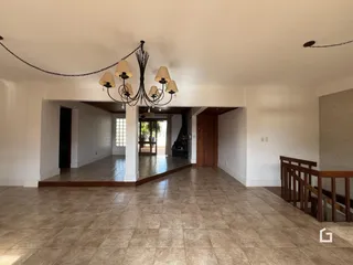 Hall de entrada com piso de cerâmica e lustre.