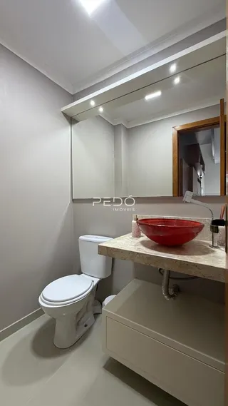 Foto de um banheiro interno com vaso sanitário e pia.