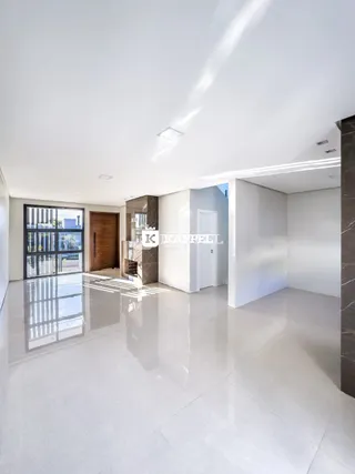 Ambiente interno amplo e claro com piso branco polido.