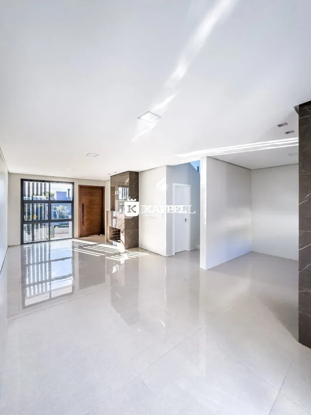 Ambiente interno amplo e claro com piso branco polido.